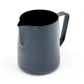 Rhino Stealth Milk Pitcher en noir, 950ml, vue avant avec bec verseur étroit


