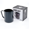 Rhino Stealth Milk Pitcher en noir, 950ml, à côté de l'emballage d'origine avec logo


