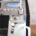 Pichet à lait Rhino Stealth blanc avec thermomètre sur une machine à café.


