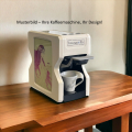 Personalisierbare Kaffeemaschine Nori mit Beispieldesign auf Holztisch.