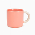 Tasse en porcelaine couleur saumon de 340ml, idéale pour le café et le thé.
