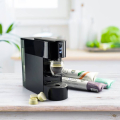 Machine à capsules durable Puk en noir avec capsules de café compostables de beanarella.