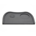 Rhino Bench Tamping Mat en silicone noir, vue de dessus avec une forme ergonomique.
