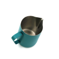 Rhino Classic Milk Pitcher 450ml Teal Blue Ausgiesser Detailansicht für präzise Latte Art