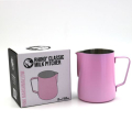 Rhino Classic Milk Pitcher 450 ml Pink Marshmallow neben der Originalverpackung mit Rhino Coffee Gear Logo