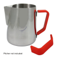 Rhino Red Silikon Griffüberzug 32oz montiert auf Rhino Coffee Gear Milchkännchen