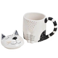 Tasse en céramique avec motif de chat et couvercle assorti en forme de tête de chat, anse à rayures noires et blanches, 300ml.


