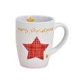 Tasse en céramique – Étoile de Noël festive 350ml. Tasse en céramique blanche avec un motif d'étoile rouge et l'inscription "Merry Christmas", ornée d'étoiles dorées. Parfaite pour l’ambiance festive de Noël.
