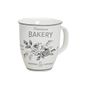 Grand mug en céramique blanc avec décor de roses et impression Premium Bakery, 400ml – idéal pour de grandes quantités de café ou de thé, élégant et fonctionnel.

