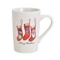 Tasse en porcelaine Merry Christmas avec chaussettes de Noël sur lesquelles figurent une étoile, le Père Noël et un bonhomme de neige, capacité de 350ml.



