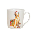 Grande Tasse de Noël – Chien Festif 480ml. Grande tasse en porcelaine avec un adorable motif de chien portant un bonnet de Noël et assis à côté de cadeaux colorés. Idéale pour la saison des fêtes.
