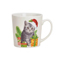 Tasse en porcelaine – Chat d’hiver & Magie des Cadeaux 480ml. Grande tasse en porcelaine blanche avec un adorable motif de chat avec un bonnet de Noël, entouré de cadeaux colorés et de branches de sapin. Idéale pour la saison des fêtes.


