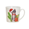 Grande tasse festive – Chat & Cadeau 480ml. Tasse en porcelaine blanche avec un adorable motif de chat portant un bonnet de Noël et un nœud, entouré d'un cadeau et de branches de sapin. Idéale pour la saison des fêtes.


