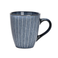 Tasse élégante en grès bleu avec des rayures fines, 380ml – idéale pour un usage quotidien ou comme cadeau de bon goût.

