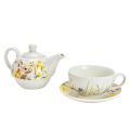 Vue détaillée de l'ensemble à thé en porcelaine avec décor de lapin, montrant la théière et la tasse sur une soucoupe, conçu artistiquement pour les amateurs de thé.