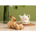Ensemble à thé élégant à côté de lapins décoratifs en bois, illustrant le design esthétique et adapté pour des moments de thé cosy.