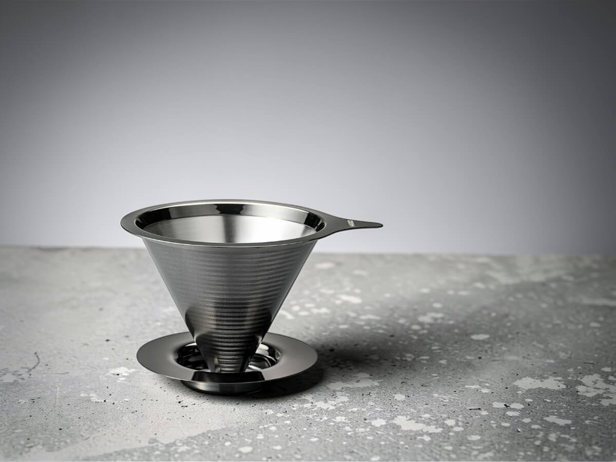 Hario Kaffeefilter Edelstahl Double Mesh Dripper 02 Schwarz freistehend auf Steinoberflaeche fuer Filterkaffee ohne Papier