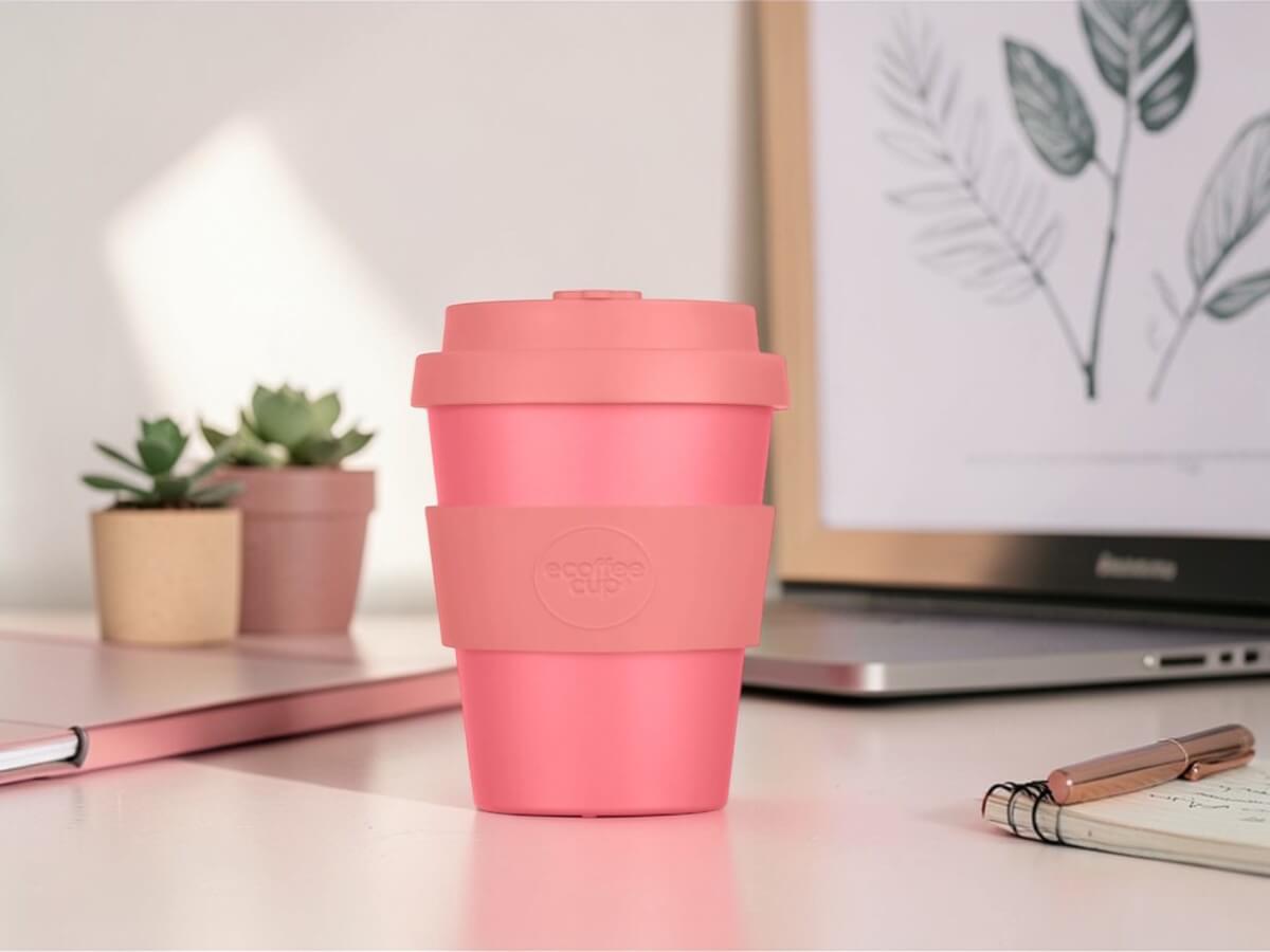 Tazza da caffè in PLA 180ml Darrell Lea Roth su scrivania chiara in home office con succulente taccuino penna portatile e cornice botanica nella morbida luce del mattino