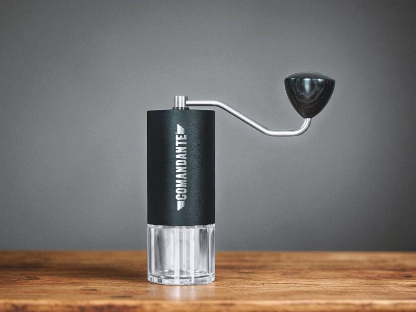 Kaffeemühle auf einem Holzbrett