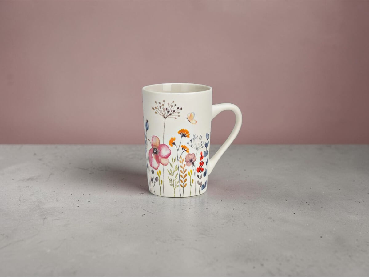 Tazza in porcellana bianca 385 ml con decorazione floreale colorata stile fiori di campo su sfondo rosa tenue