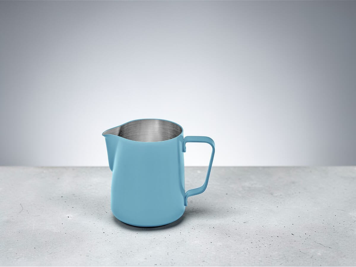 Rhino Classic Milchkanne 450ml in Fair Aqua als Produktaufnahme auf hellem Untergrund