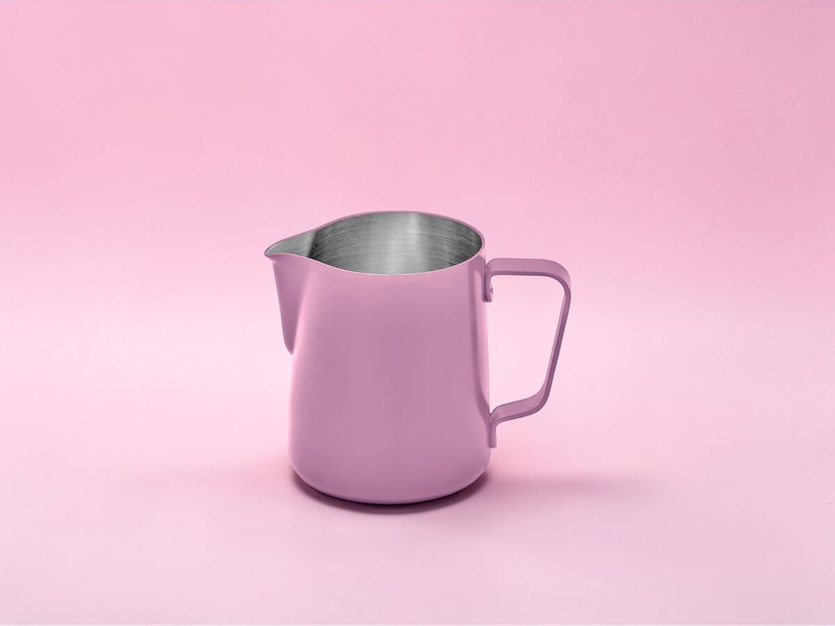 Rhino Classic Milchkanne 450ml in Pink Marshmallow als Produktaufnahme vor rosa Hintergrund