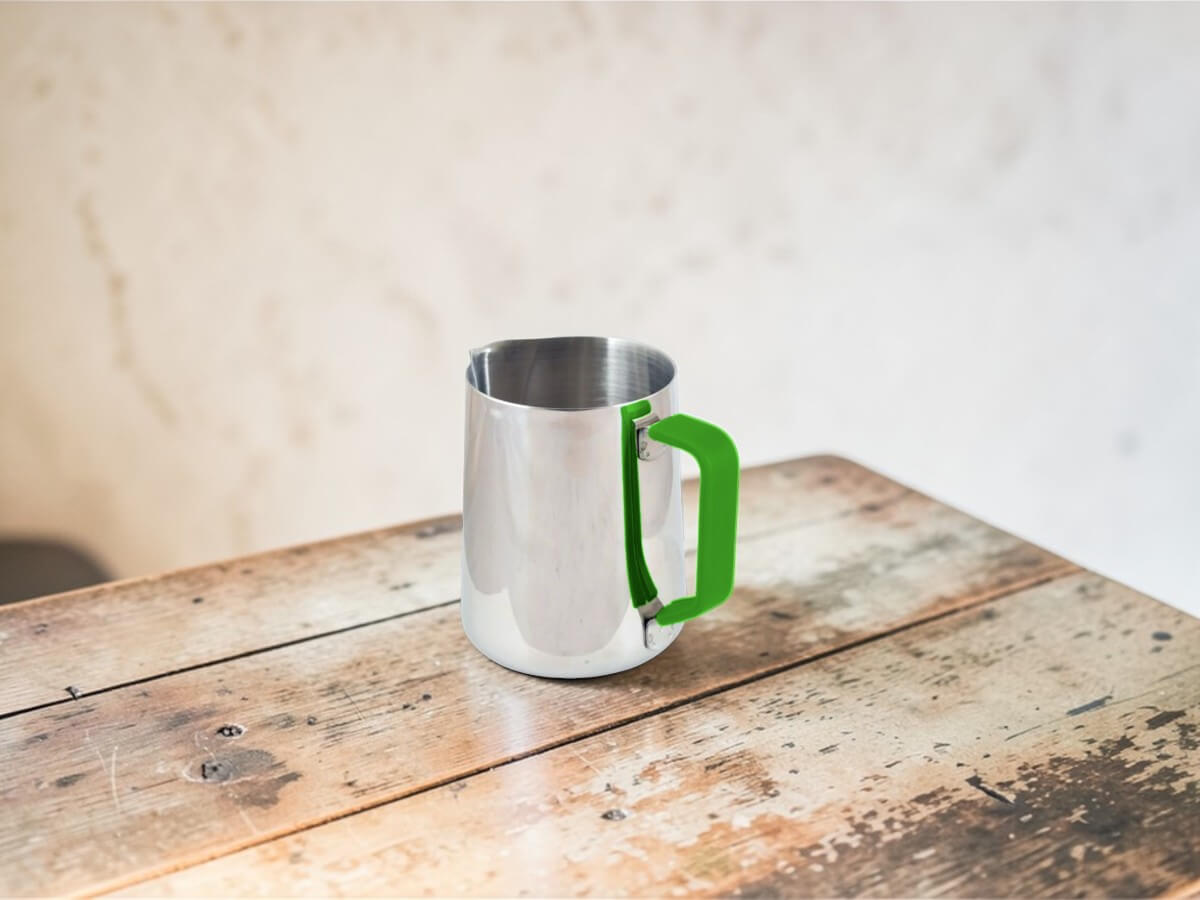 Rhino Green Silikon Griffüberzug 32oz an Milchkännchen auf rustikalem Holztisch