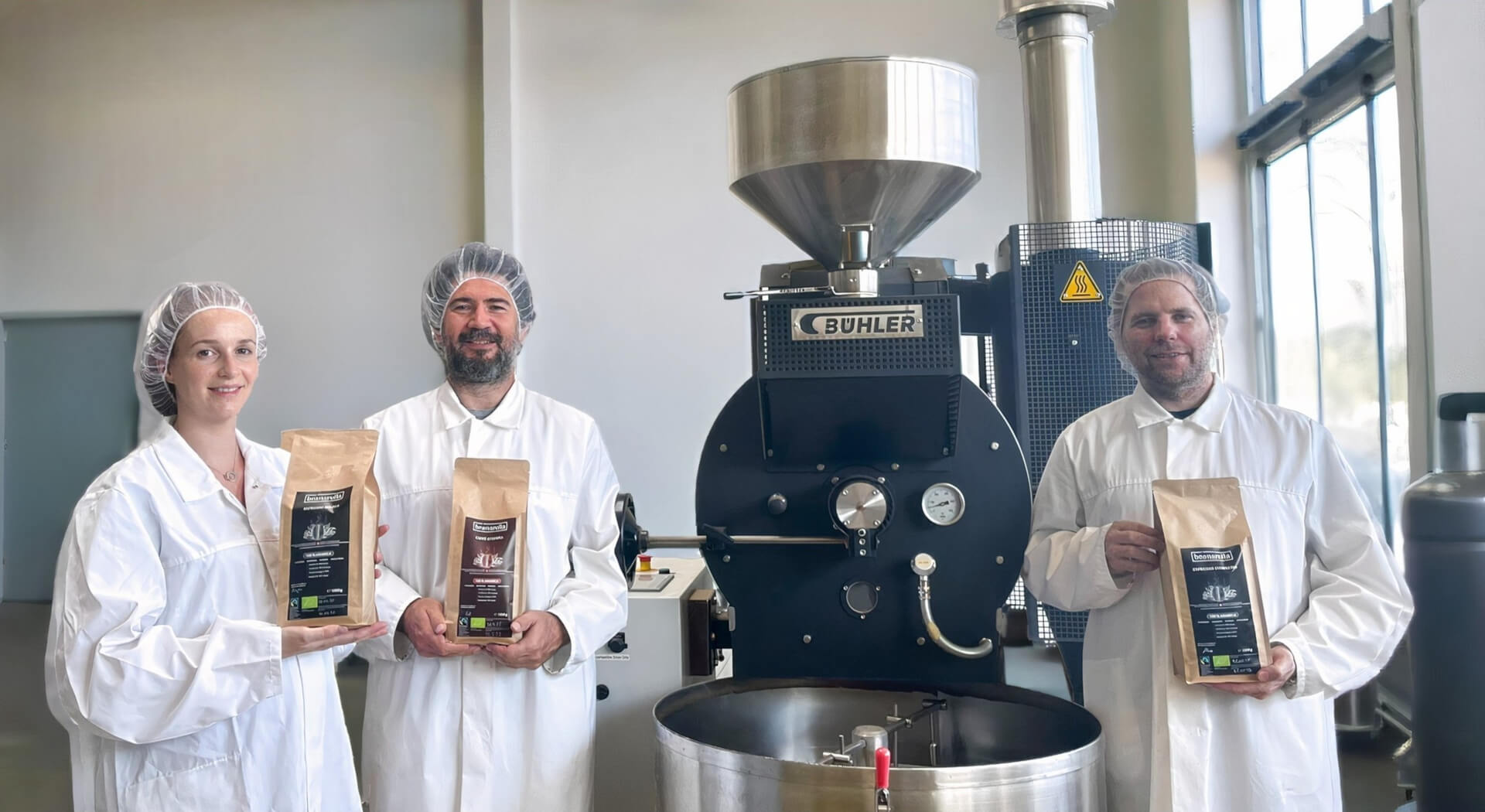 Kaffee‑Röstmeister von beanarella neben einem Bühler Kaffeeröster